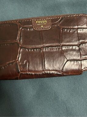 Fossil Brown Croc Embossed Leather Zip Around Bifold Wallet Wristlet